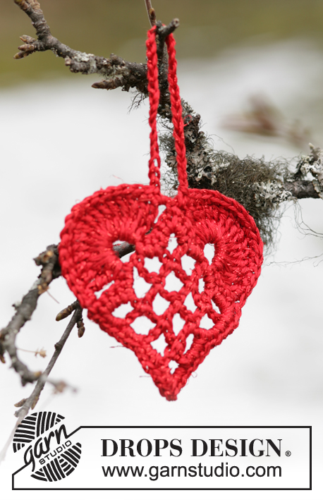 Elegant Christmas heart ornament pattern